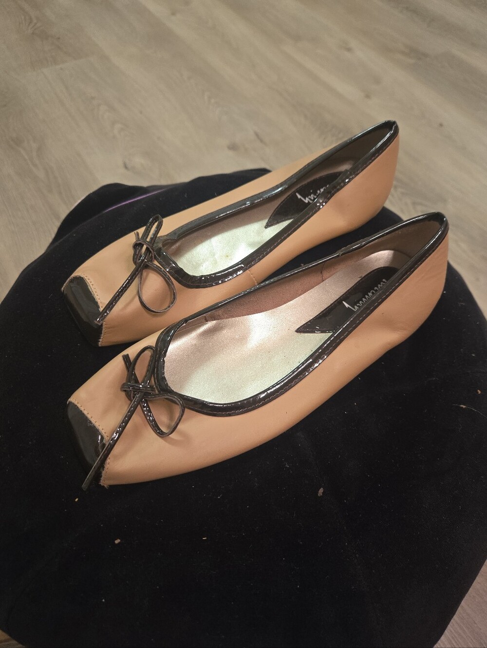 NWOT LUICHINY Women’s Tan Ballet Flats with Black Trim and Bow SZ 9M